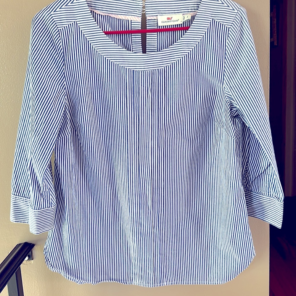 Vineyard vine blue & white stripe three quarter sleeve top button close back.